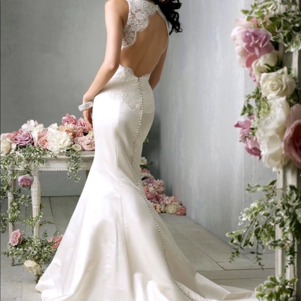 Never Worn Jim Hjelm wedding dress